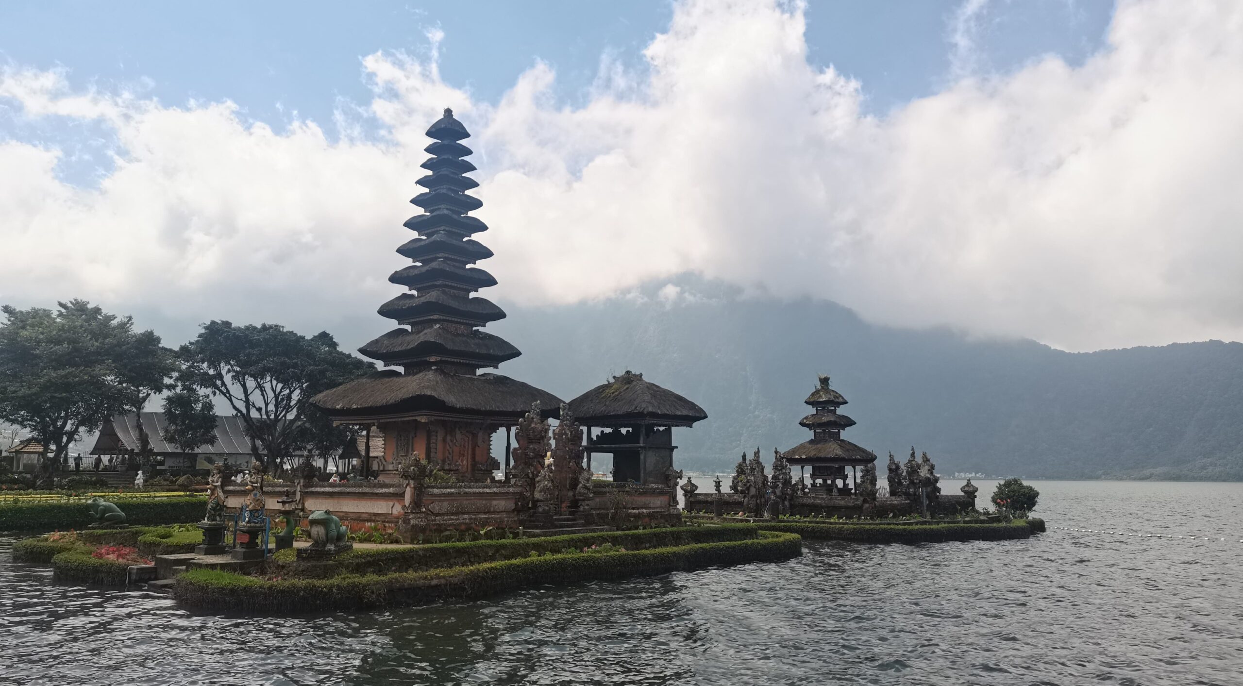 PURA ULUN DANU BRATAN INDONESIA