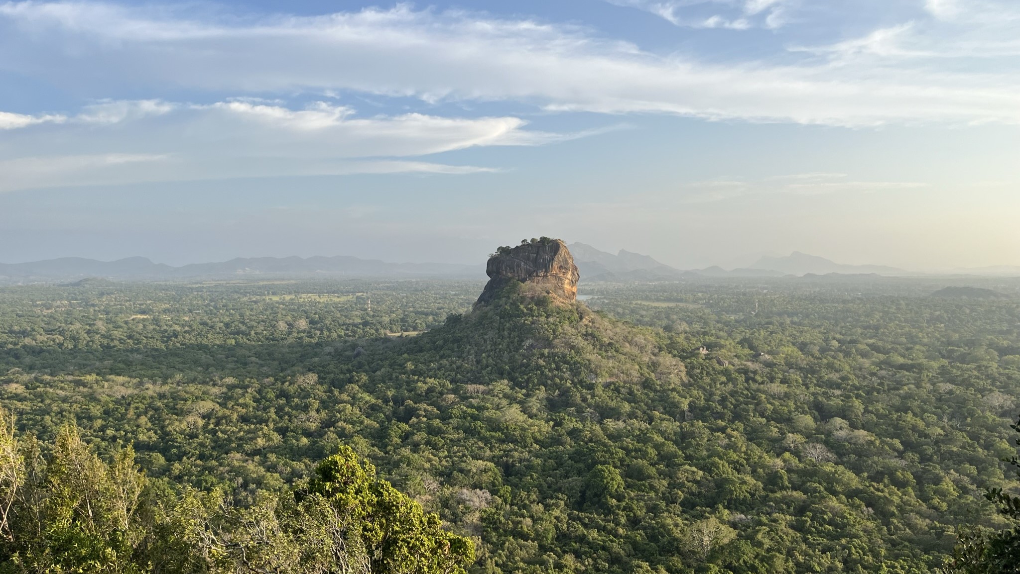 Vistas de Sigiriya Lion Rock desde Pidurangala