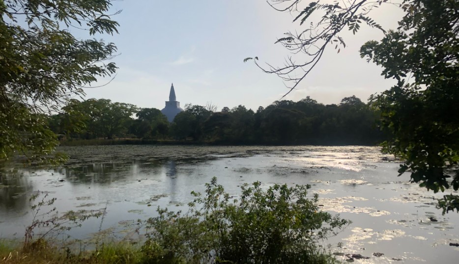 Vistas lejanas de Ruwanwelisaya Anuradhapura Sri Lanka