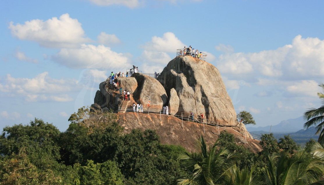 Roca Ardhana en Mihintale Sri Lanka